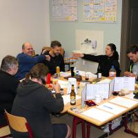 A nakonec družina Kostky jsou vrženy vyrazila do města Pečeť v Mimozemích.