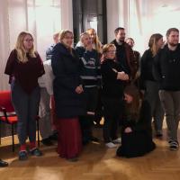 Ani po odhalení tajemství obou čarodějnic ale nebylo nic jasné! … Všichni tito hrdinové se rozhodli podpořit Olanu!